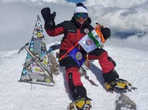 हौसले बुलंद तो मंजिल आसान, अनामिका बिष्ट की एल्ब्रस विजय की कहानी..