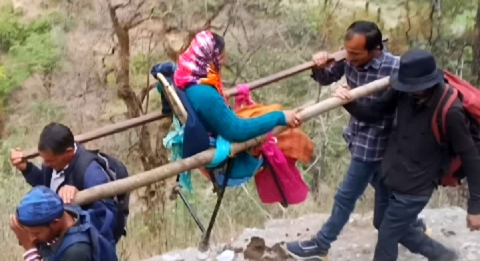 विकास के दावों पर सवाल, सड़क विहीन गांव में घायल महिला को पैदल ले जाना पड़ा अस्पताल..