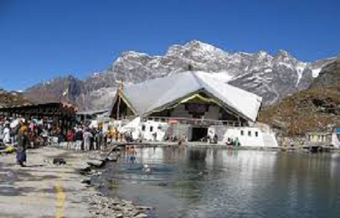 हेमकुंड साहिब यात्रा को सुगम बनाने की कवायद, बर्फ हटाने में जुटे जवान..