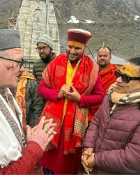 केदारनाथ पहुंचे कैलाश खेर, बाबा केदार के दर्शन कर मांगी देश की खुशहाली
