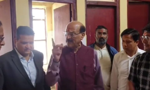 टिहरी अस्पताल में अव्यवस्थाओं पर बरसे स्वास्थ्य मंत्री, गंदगी देख लगाई फटकार..