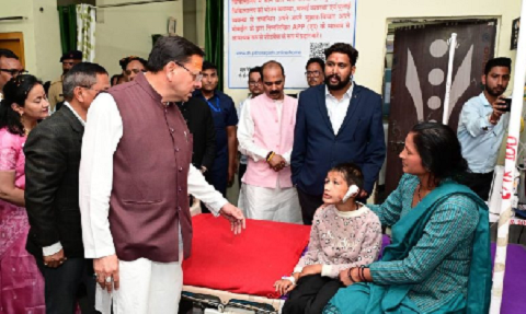 पिथौरागढ़ जिला अस्पताल पहुंचे CM धामी, वार्डों में जाकर मरीजों से लिया फीडबैक..