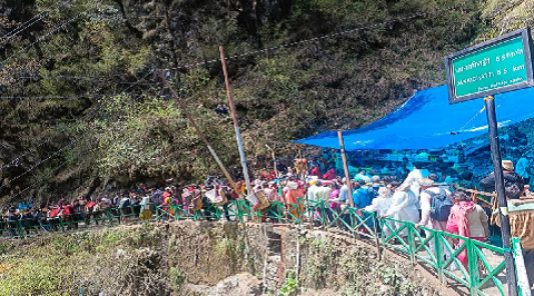 वन-वे व्यवस्था का पालन नहीं, यमुनोत्री धाम में बढ़ी अव्यवस्था और अफरा-तफरी..