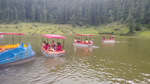 उत्तराखंड की छुपी हुई खूबसूरती, चंपावत की कोली ढेक झील पर उमड़ रही पर्यटकों की भीड़..