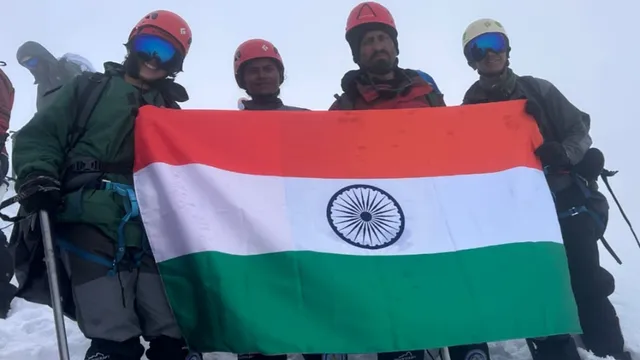 उत्तराखंड के NCC कैडेटों का कमाल: 5,200 मीटर ऊंची चोटी पर फहराया तिरंगा, बढ़ाया प्रदेश का मान
