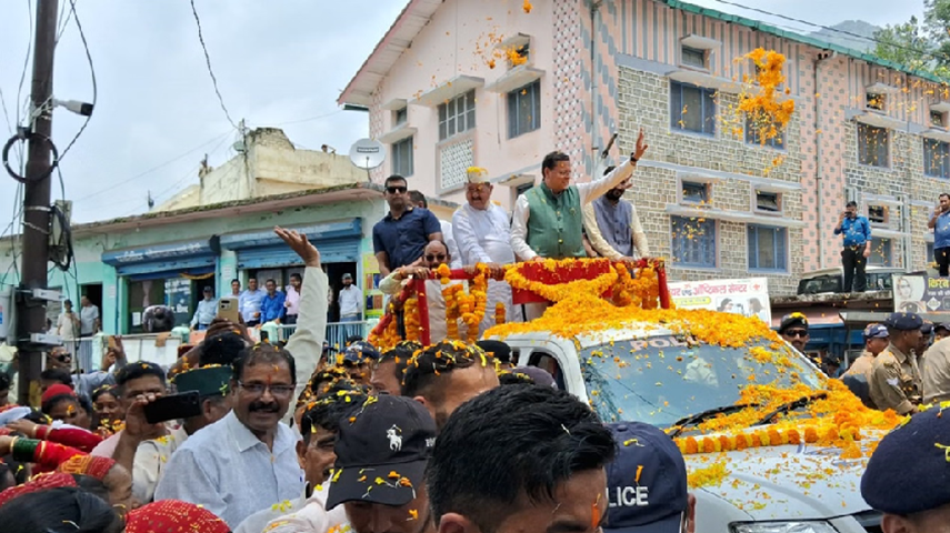 चमोली दौरे पर सीएम धामी, गोपेश्वर में रोड शो कर जनता का किया अभिवादन..