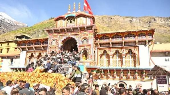 बदरीनाथ धाम के गर्भगृह में स्पाई कैमरे से रिकॉर्डिंग करने वाला श्रद्धालु पकड़ा गया, पुलिस ने की कार्रवाई