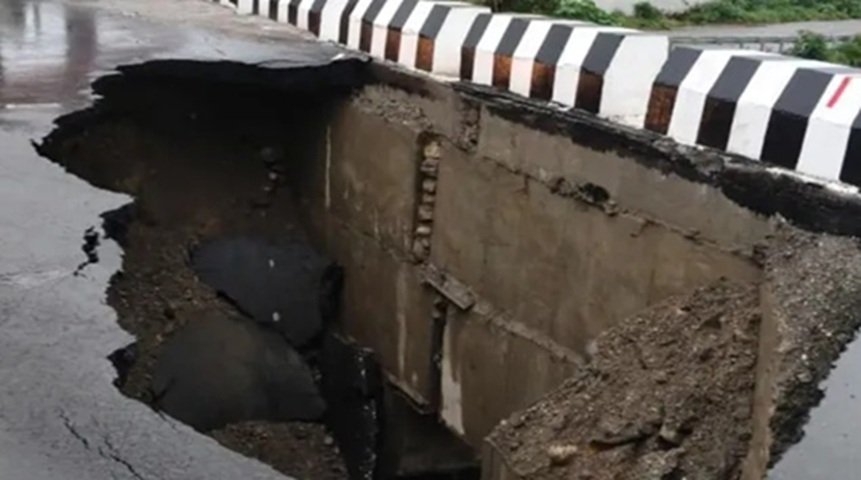 देहरादून में करोड़ों का पुल पहली बारिश में ही धंसा, आवाजाही पूरी तरह बंद..