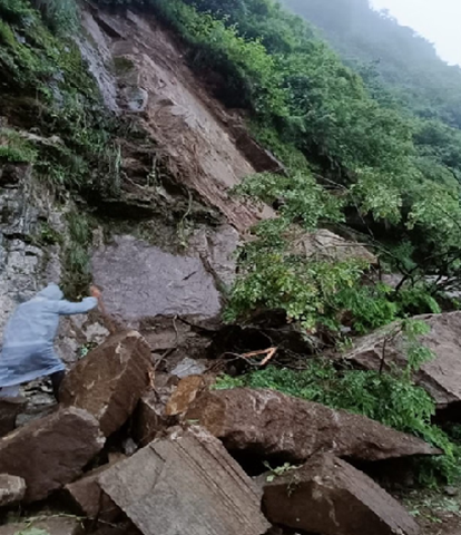 केदारनाथ पैदल मार्ग पर बोल्डर गिरने से यात्रा रोकी गई..
