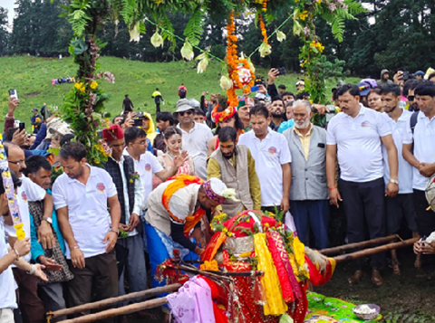 मखमली बुग्याल में खेली दूध-मक्खन की होली, ढोल-दमाऊं की थाप पर जमकर थिरके ग्रामीण..
