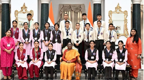 राष्ट्रपति भवन पहुंचे एकलव्य विद्यालयों के छात्र, द्रौपदी मुर्मु से संवाद कर बढ़ा आत्मविश्वास..