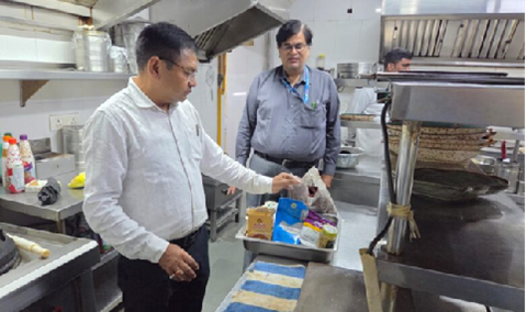 खाद्य मानकों की अनदेखी पर सख्ती, होटल-रेस्टोरेंट से लिए गए खाद्य पदार्थों के नमूने..