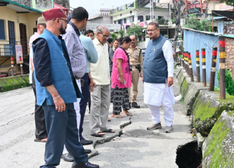 बारिश से क्षतिग्रस्त पुल का गणेश जोशी ने लिया जायजा..