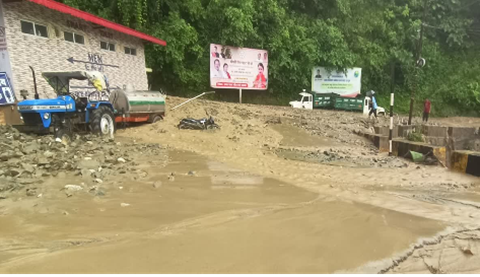 केदारनाथ यात्रा मार्ग पर बड़ा संकट, तिलवाड़ा में उफनते गदेरे ने रोकी रफ्तार, मलबे में दबे वाहन..