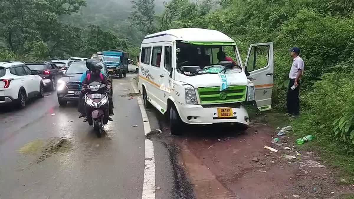 हाईवे पर हाथियों का तांडव, शिक्षकों से भरे टेंपो ट्रैवलर पर हमला