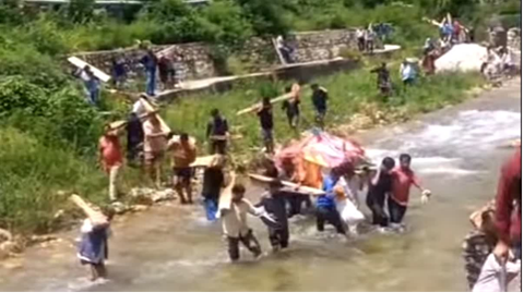 पुल बहा तो बढ़ी मुश्किलें, अब अंतिम संस्कार के लिए भी नदी पार कर रहे ग्रामीण..