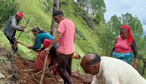 आश्वासन से थके ग्रामीणों का अनोखा कदम, खुद सड़क बनाने में जुटे गांव के लोग..