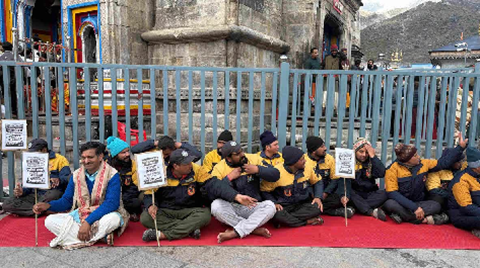 केदारनाथ धाम में कर्मचारियों ने खोला मोर्चा, 300 अस्थायी कर्मियों ने दी हड़ताल की चेतावनी..