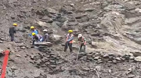 चीरबासा में रास्ता बंद होने से यात्रियों की बढ़ी परेशानी, सुरक्षा के मद्देनजर रोकी आवाजाही..