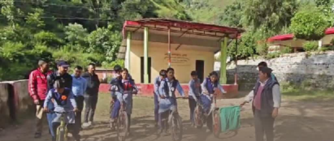 पहाड़ की बेटियों को आत्मनिर्भर बनाने की पहल, सरकारी स्कूल के शिक्षक बने मिसाल..